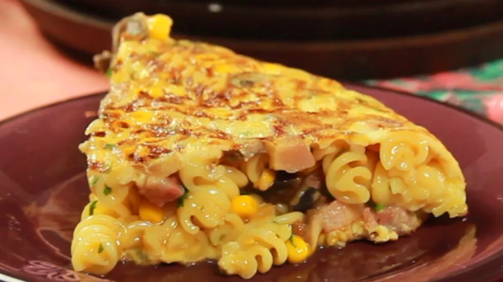 Para aprovechar las sobras: hacé una tortilla de fideos, rica y práctica