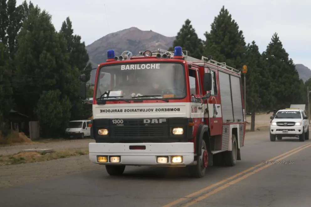 Susto en Bustillo: convocaron a los bomberos por un auto incendiado y su conductor con quemaduras