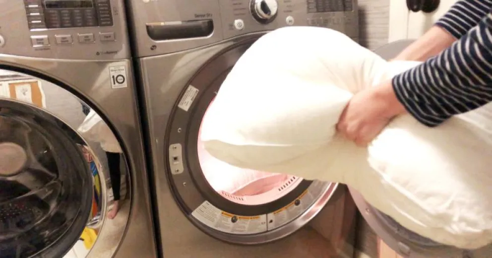 El truco casero para lavar las almohadas en el lavarropas sin que se estropeen