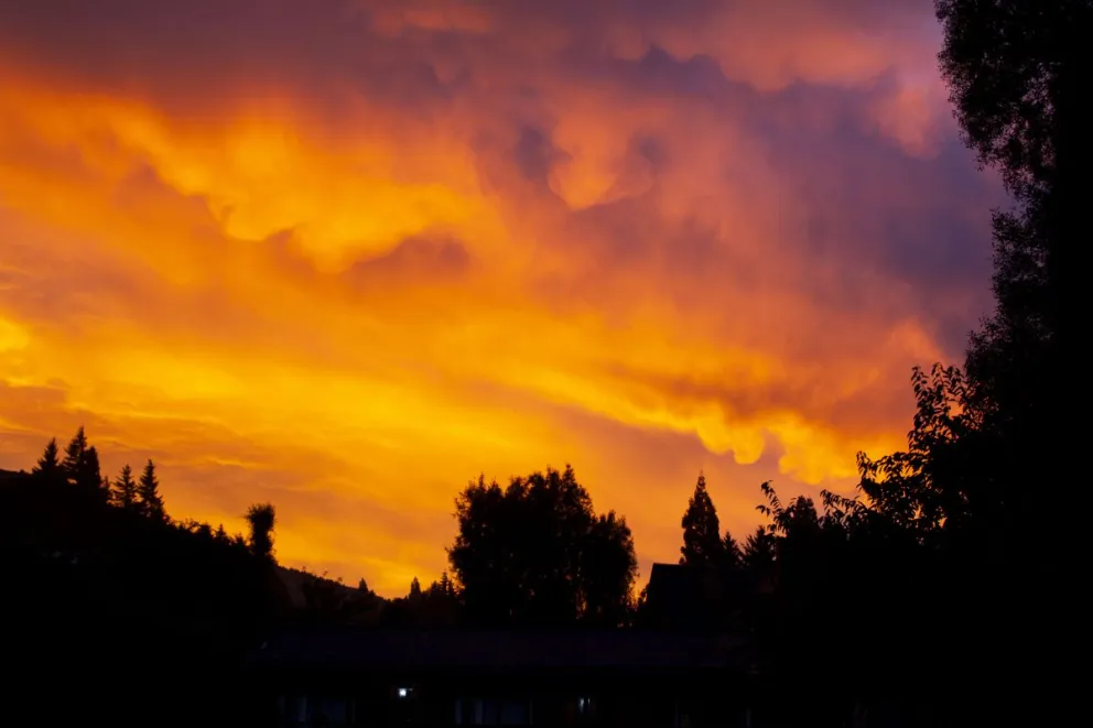 Atardecer en Bariloche pintó el cielo de naranja y rojo, cautivando a vecinos y turistas