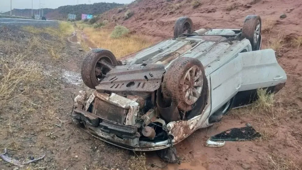 Un joven salió ileso tras volcar en la ruta 7 debido al temporal de lluvia