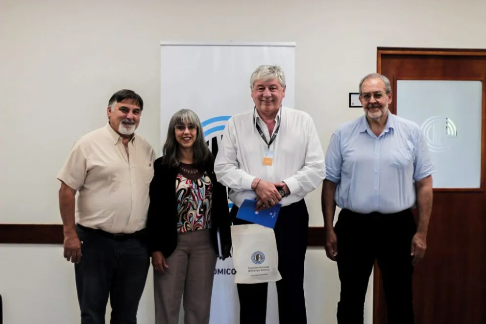 Cortés tuvo su primera reunión oficial con directivos del Centro Atómico