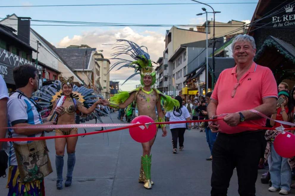 El carnaval copó las calles del centro de Bariloche con una multitud de gente 