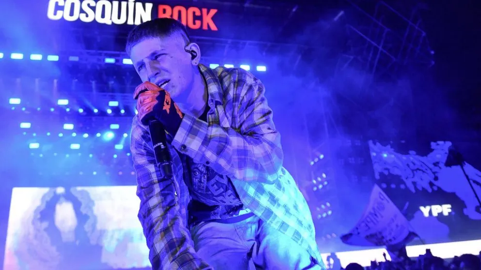 En el primer día del Cosquín Rock un rapero apuntó contra Caputo 
