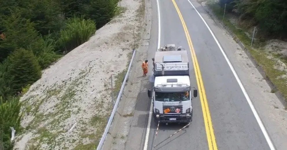 Están pintando líneas de ruta hasta el paso Cardenal Samoré