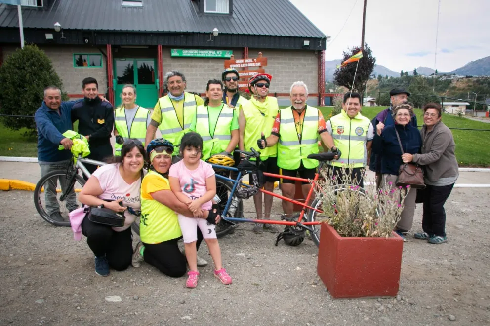 Recorrieron más de 400 kilómetros en bicicletas tándem