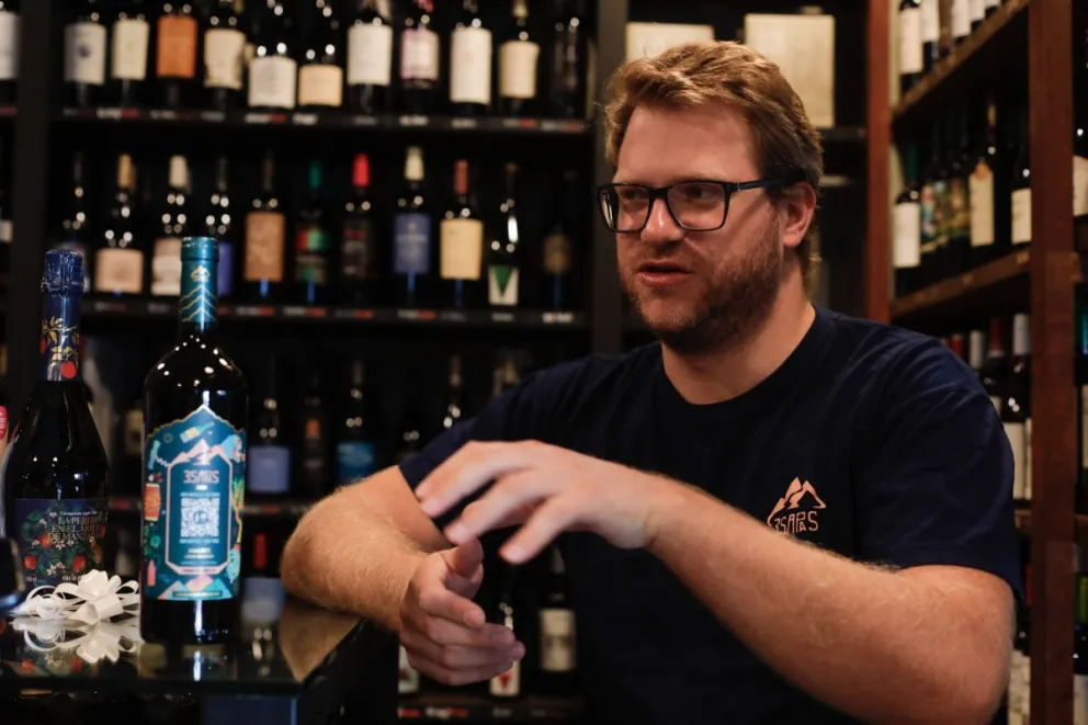 Un suizo de vacaciones en Bariloche cuenta su historia: dejó un trabajo de finanzas en Europa para poner una bodega en Mendoza