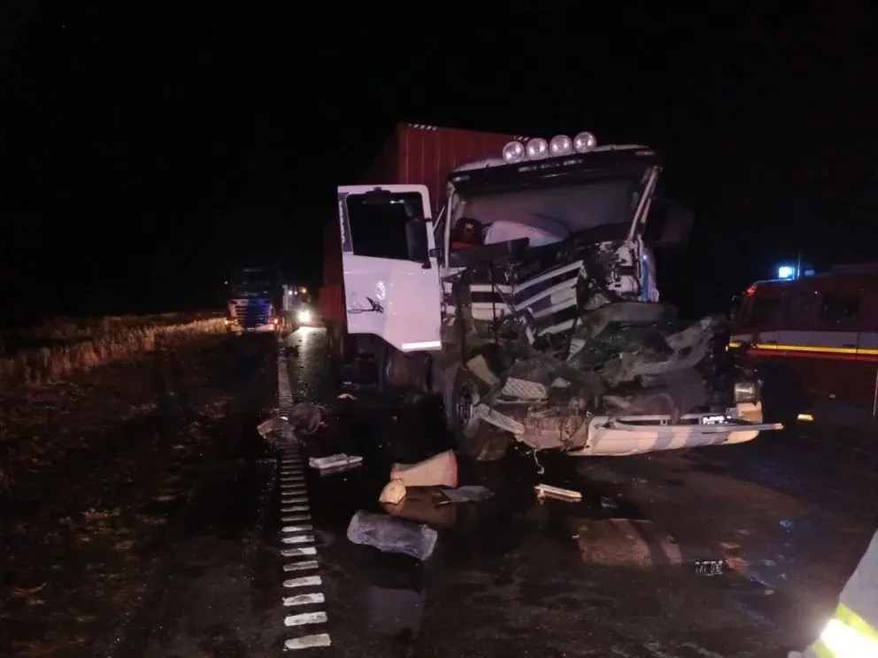 Chofer de camión se quedó dormido y chocó a otro: los vehículos quedaron destrozados