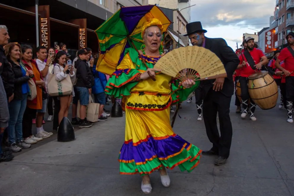 Segunda jornada del carnaval 2024 a puro baile y murga en el centro de Bariloche