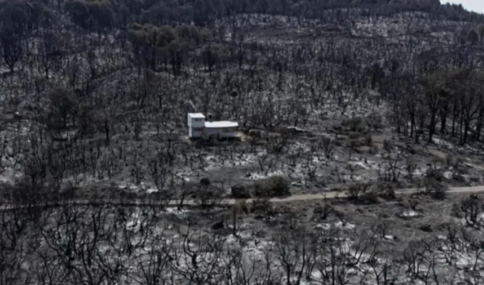 El fuego rodeó por completo una casa de madera, pero quedó intacta