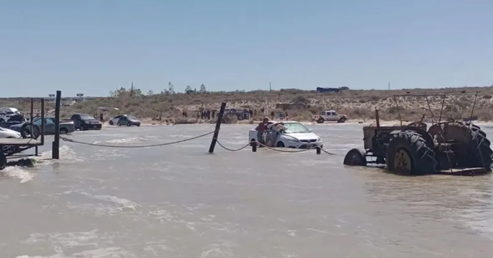 La marea extraordinaria se tragó un auto en Piedras Coloradas