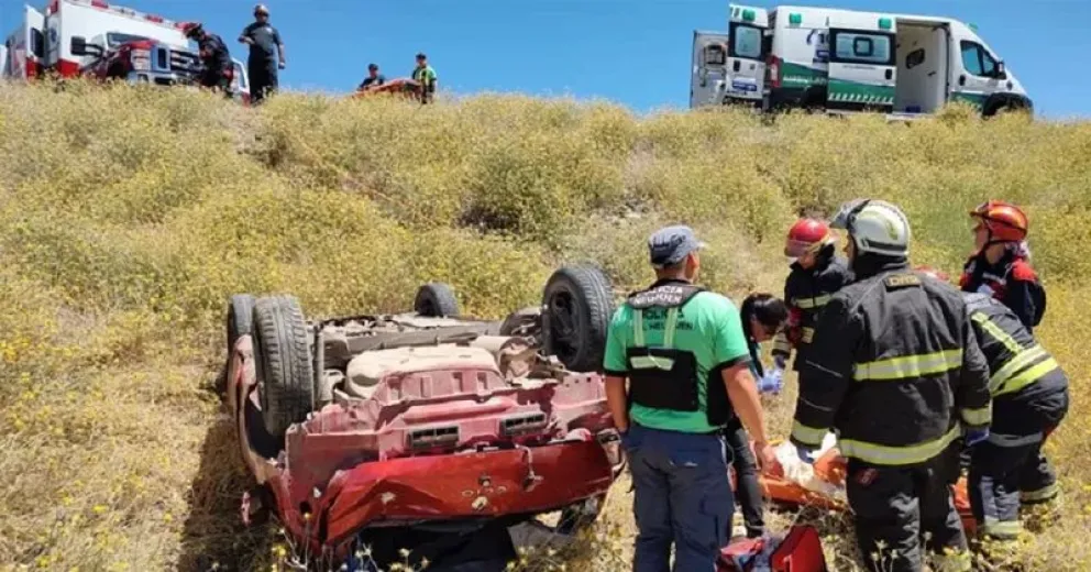 Una mujer volcó en su automóvil y fue rescatada por personal del Ejército