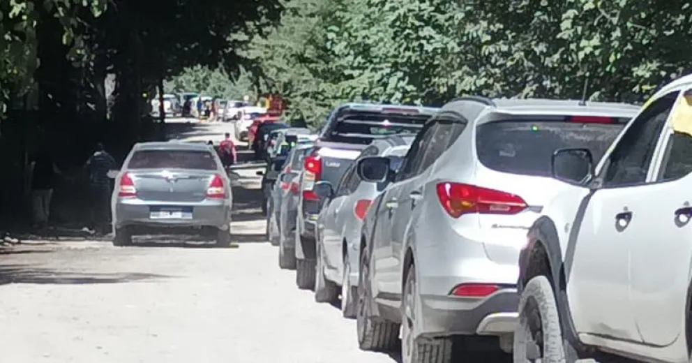 Así de colapsada estaba hoy la zona de Los Coihues: alerta por riesgo de incendios