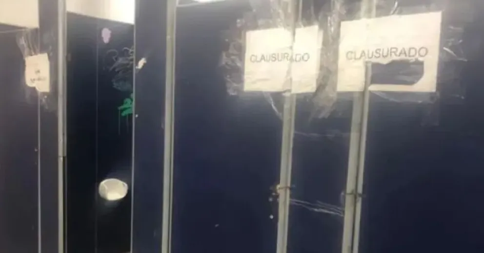 Largas demoras y baños colapsados en el paso Cardenal Samoré