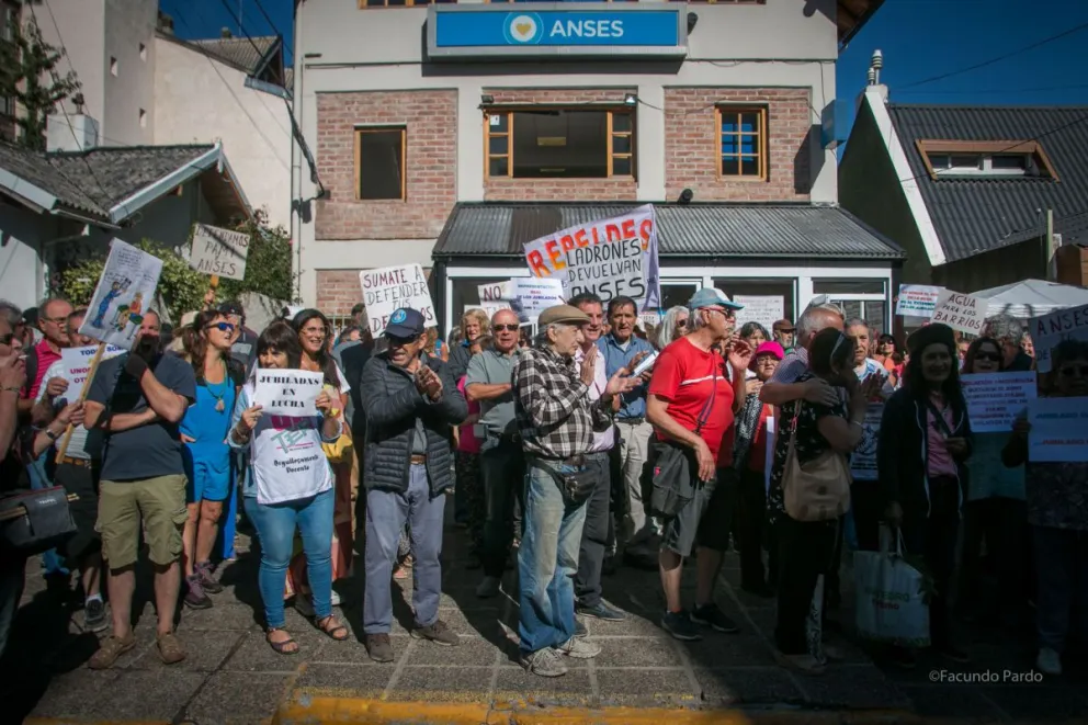 Jubilados en lucha se manifestaron en las puertas de ANSES