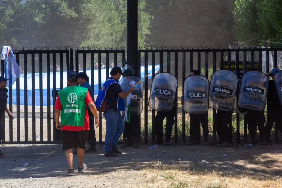 Un portón cerrado, grasa en las rejas, fuego en un cartel y piedrazos
