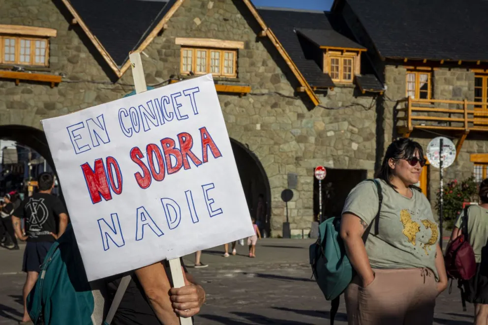 Becarios e investigadores volvieron a manifestarse contra despidos en CONICET