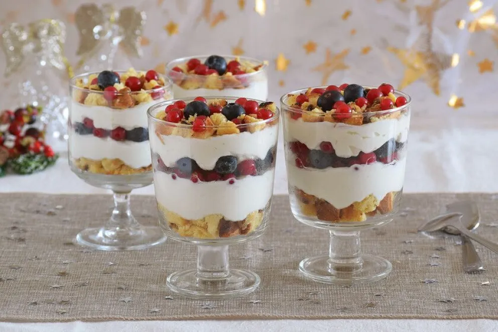 Cómo hacer un postre rápido de vainillas, yogur y frutas en 4 pasos