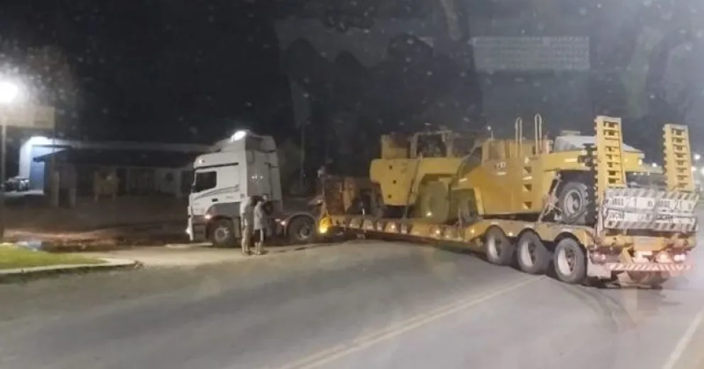 Un camión quedó colgado sobre la calzada interrumpiendo el tránsito en la Ruta 40