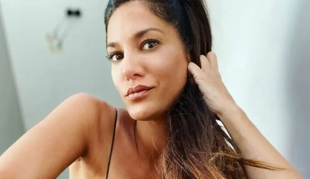 Silvina Escudero posó en la playa con una bikini especial por San Valentín