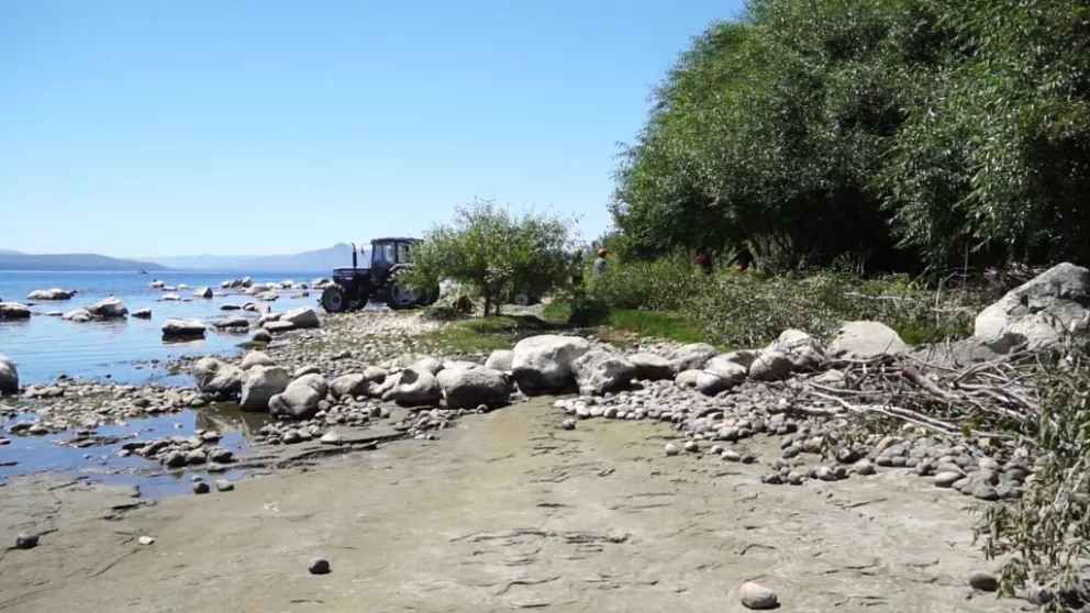 Continúan las tareas de limpieza y mejora de accesos a las playas de Bariloche