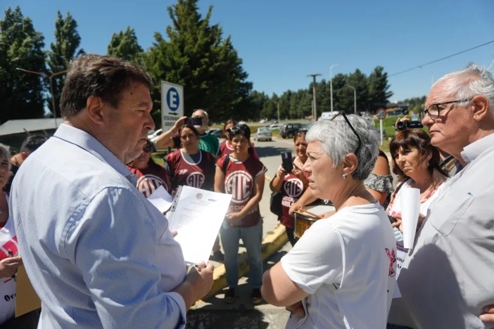 Sindicatos y jubilados entregaron petitorios por la situación salarial al gobernador Weretilneck