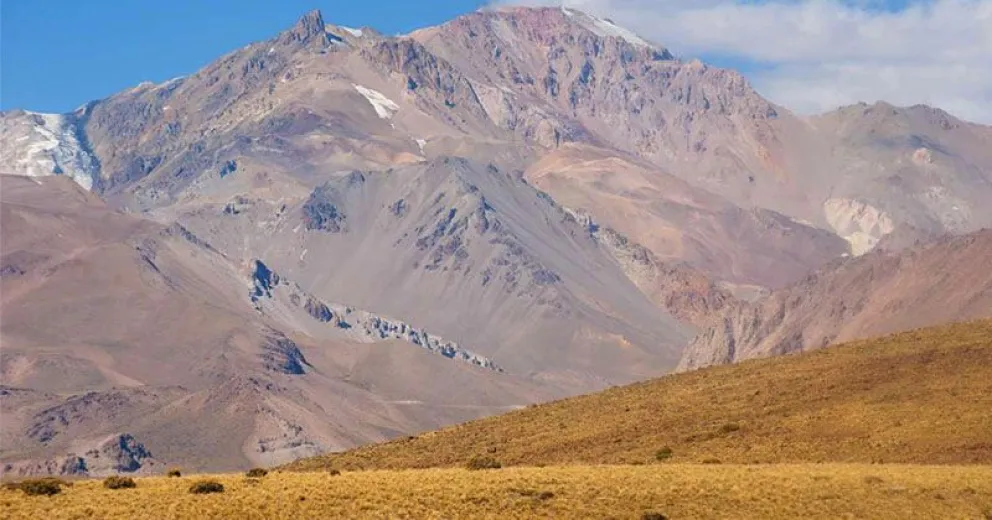 Detectaron grietas en el volcán Domuyo