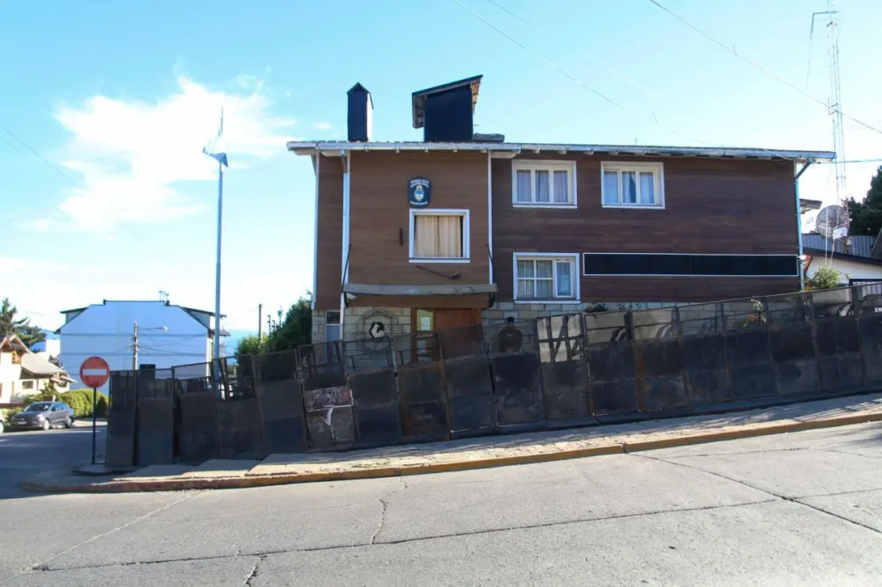 Hermético vallado en la Policía Federal de Bariloche tras la detención de Santana