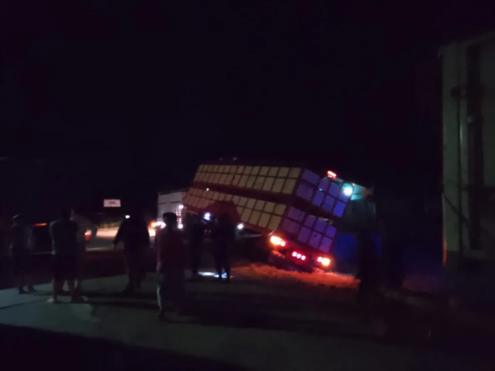 Volcó un camión con animales y bloqueó el tránsito en Ruta 40