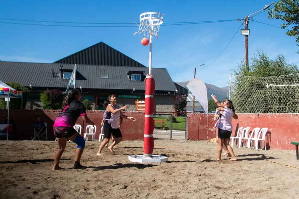 La arena del Gimnasio 3 fue escenario del primer encuentro de cestoball playa