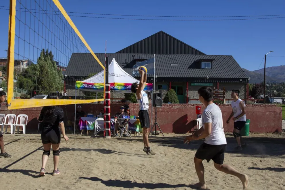 Vuelve la acción a la cancha de arena del Gimnasio Municipal N°3. Foto archivo Eugenia Neme.