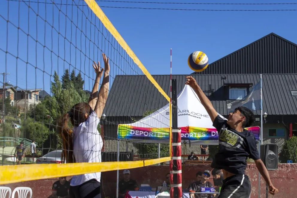 “Vóley 8” y “Los cinco fantásticos” se quedaron con el segundo Torneo de Beach Vóley municipal