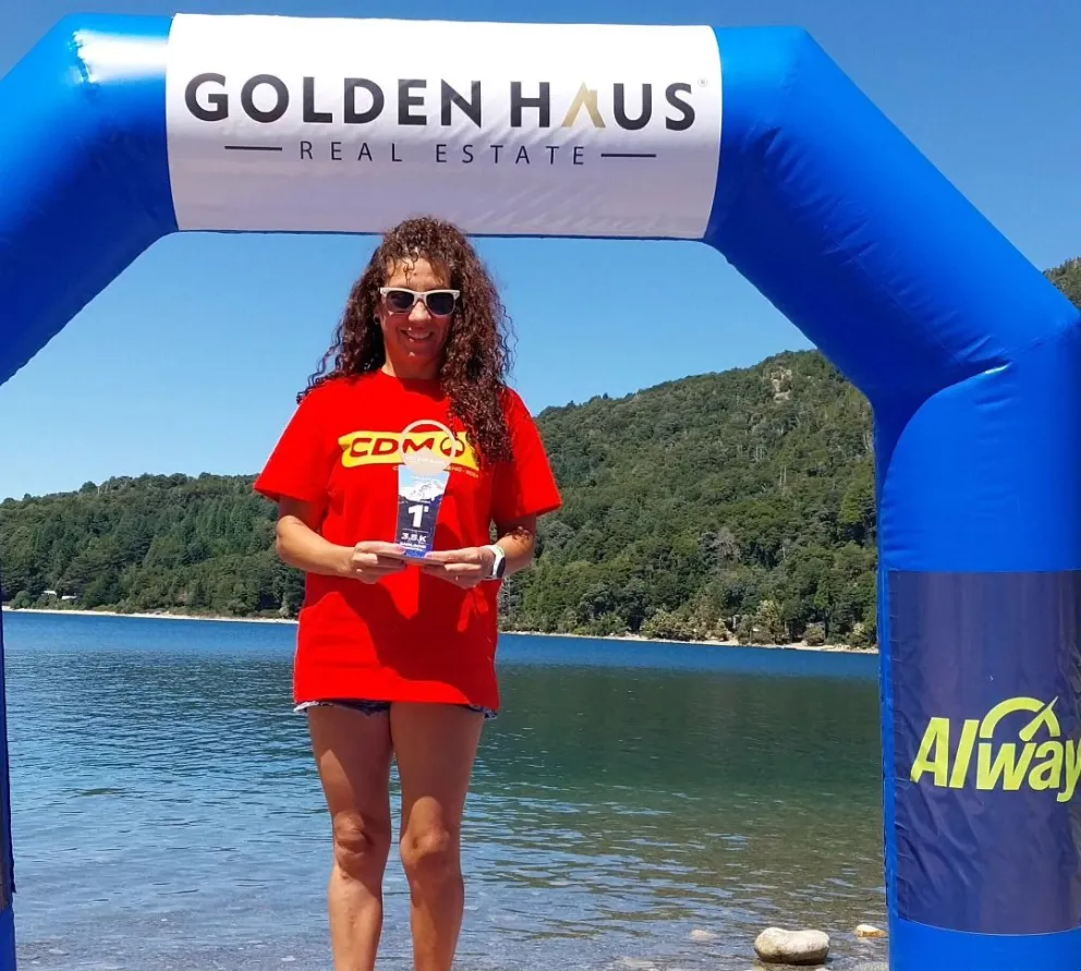 Cruzó sin traje de neoprene el lago Moreno y se prepara para el Mundial de Aguas Frías