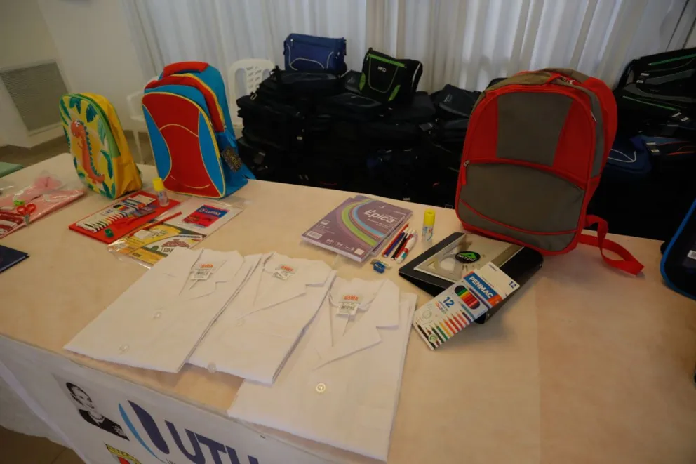 Empieza la entrega de útiles escolares para hoteleros y gastronómicos