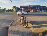Choque entre un auto y una moto provocó congestión vehicular en la rotonda del Ñireco