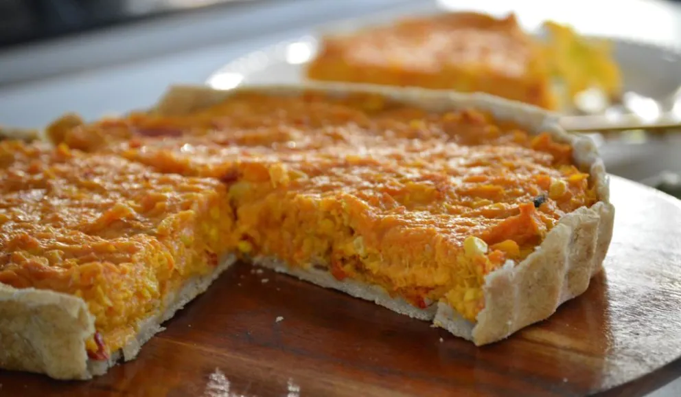Hacé una tarta de zapallo, choclo y salsa blanca en pocos pasos