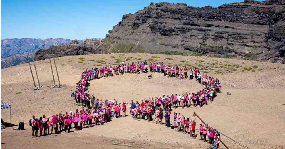 Hicieron cumbre para visibilizar la importancia de la detección temprana del cáncer de mama