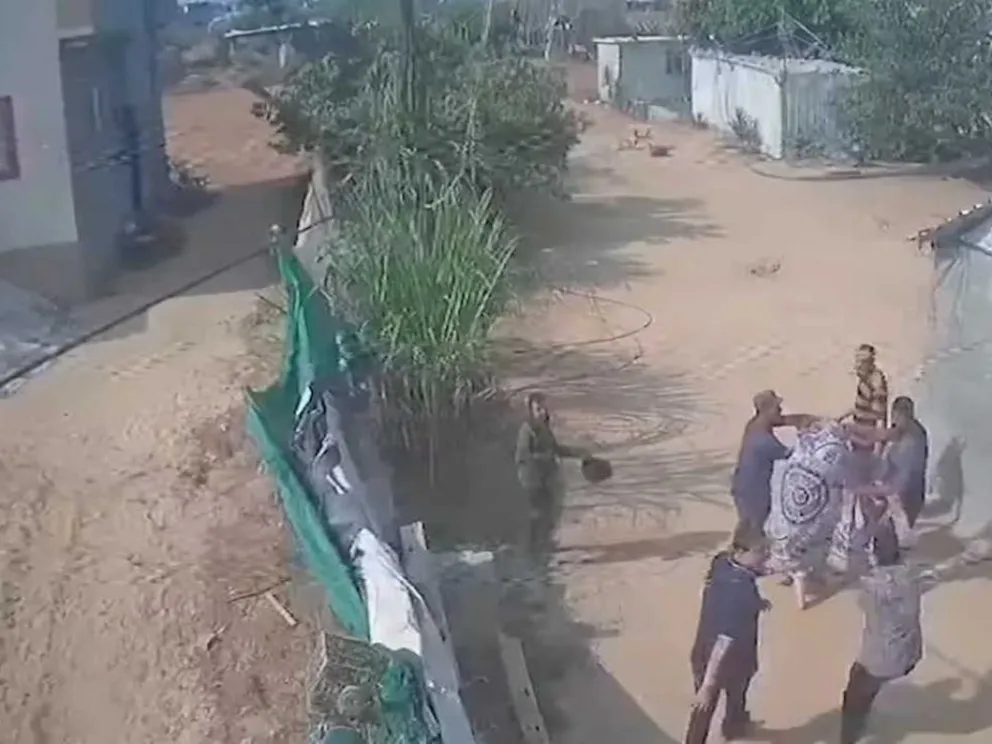 Israel muestra un video donde se ven a los secuestrados de la familia Bibas en franja de Gaza