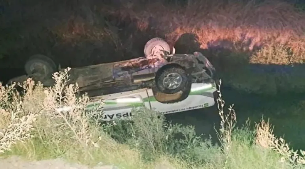 Una Toyota Hilux cayó a un desagüe y su conductor se negó a la ayuda médica