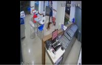 Video: empleadas de una heladería evitaron un robo a las piñas