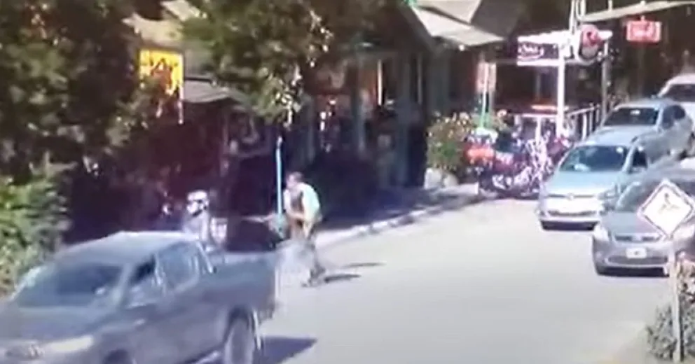 VIDEO: Policía agredió con una trompada a un motociclista y lo denunciaron