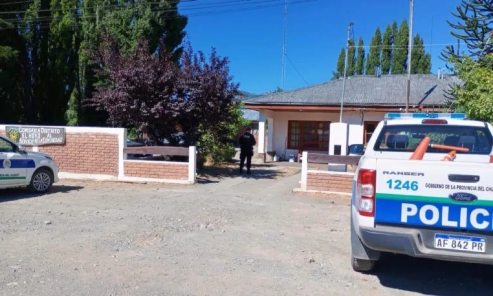 Encapuchados entraron a robar a una casa y encerraron en el baño a una joven pareja