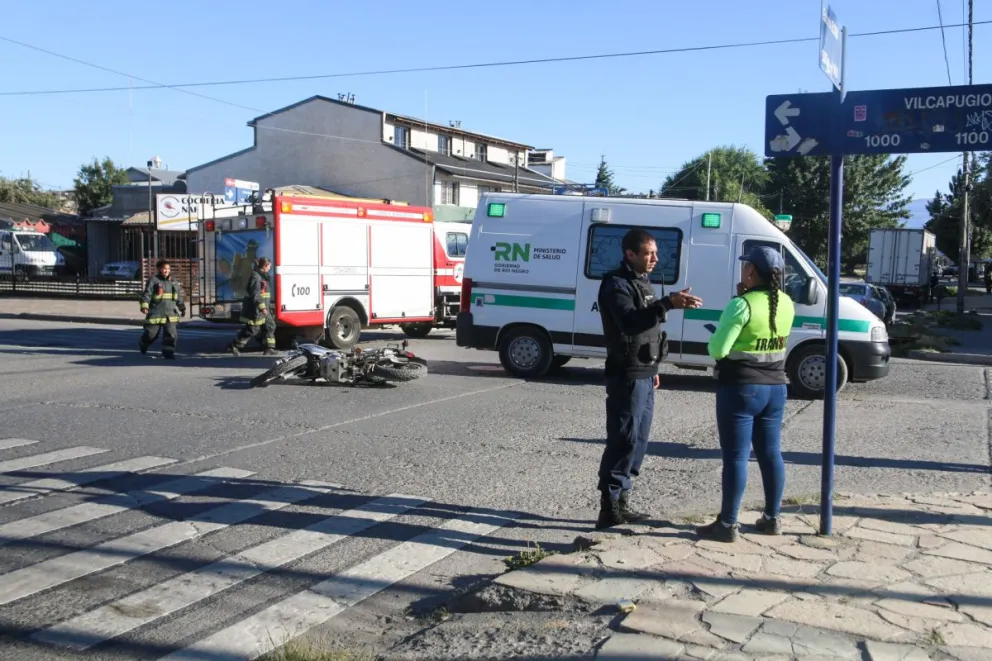 Un motociclista resultó herido al protagonizar un accidente con otro rodado