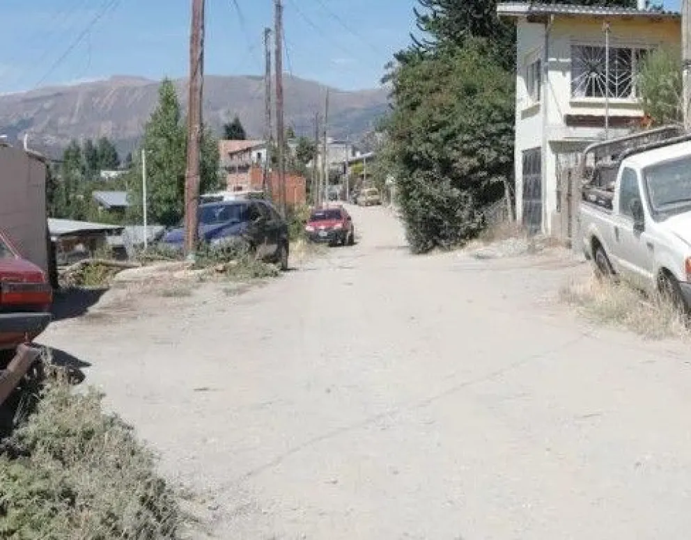 Le robaron el auto en la barda del Ñireco y apareció estacionado en el tramo final de Mitre