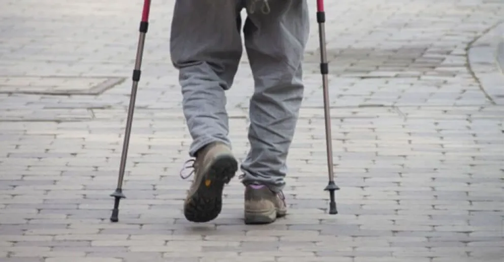 Video: hombre en muletas se robó una moto y fue captado por cámaras de seguridad