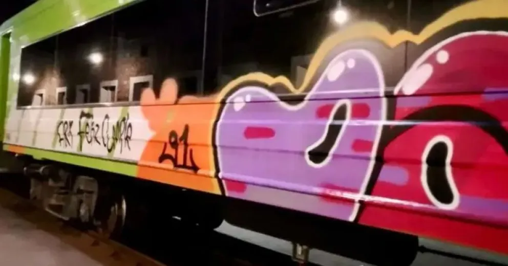 "Grafitearon" al Tren Patagónico en los talleres de Bariloche