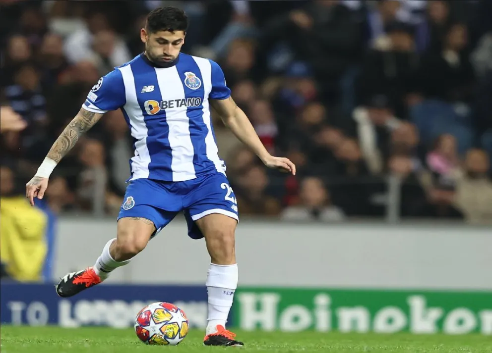 Con Alan Varela como titular, Porto venció a Arsenal y sueña con los cuartos