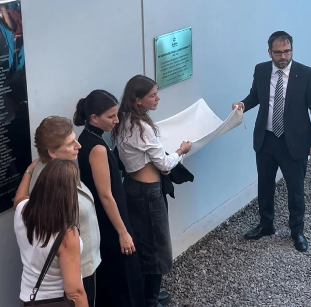 La AMIA homenajeó a Alberto Nisman con una placa en la sede de la institución