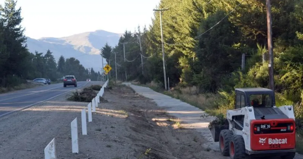 Trabajan para embellecer el Paseo de Villa Los Coihues