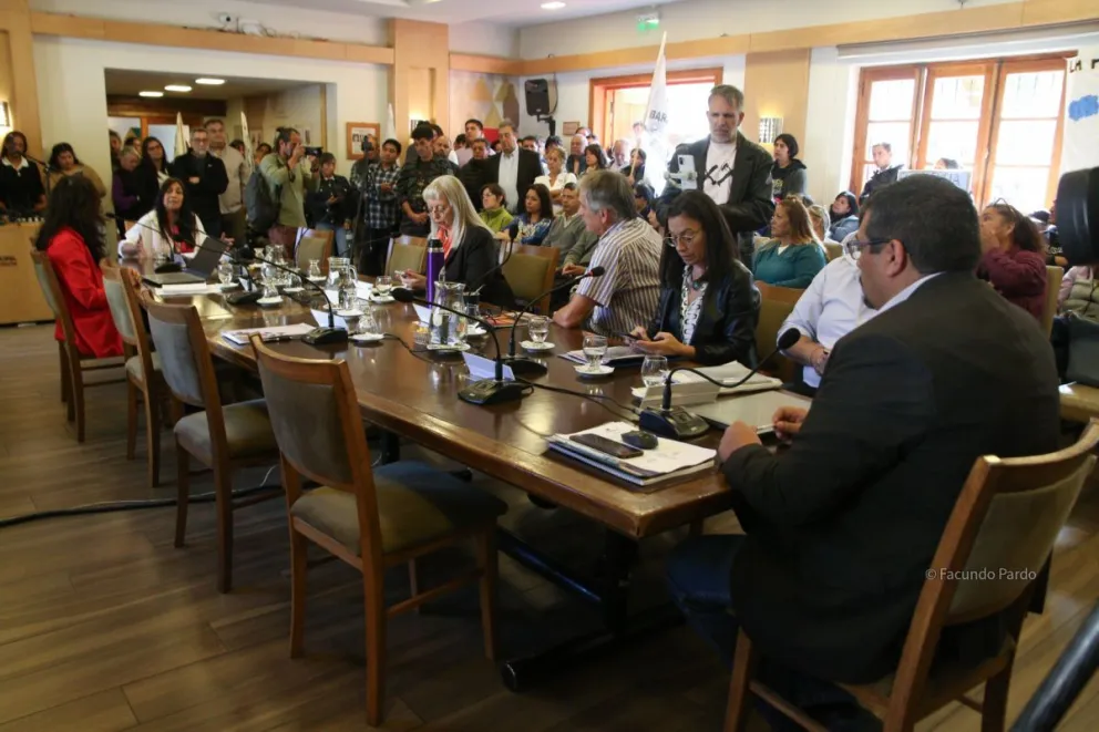 "La realidad es que no se puede sesionar con los bombos en la puerta"